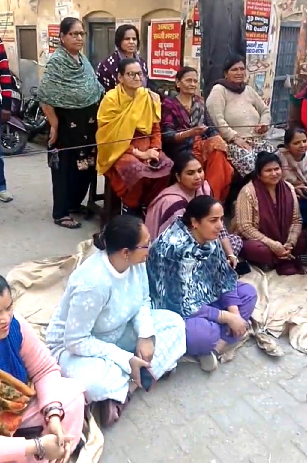 People block road over lack of drainage